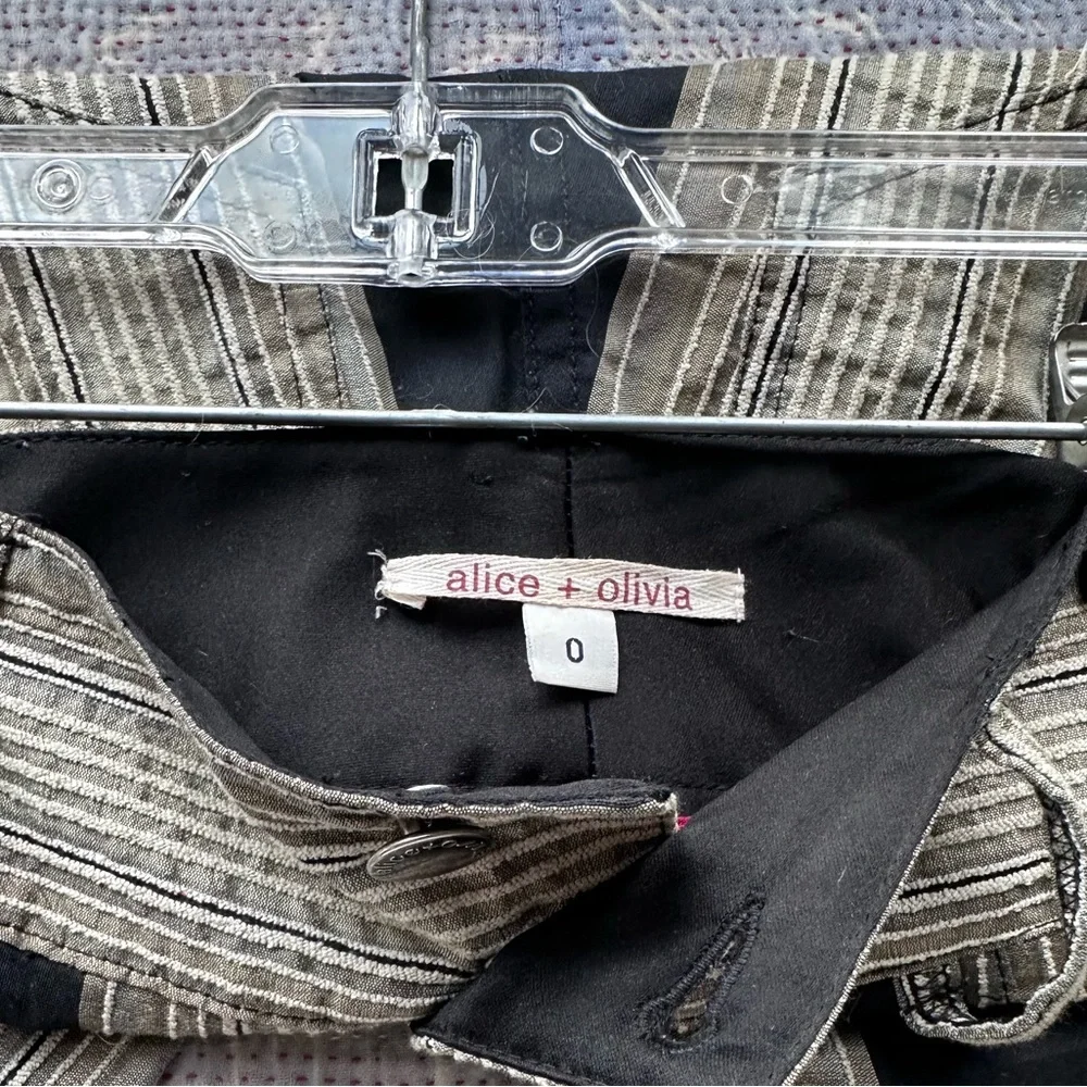 Alice + Olivia Cropped Striped Pants. Size 0 - Picture 4 of 12